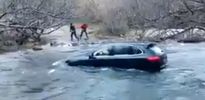 watch-a-porsche-cayenne-drown-in-a-river-as-driver-fails-to-understand-offroading-video-90038-7[1].jpg